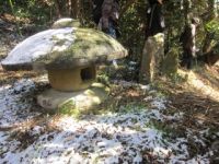 嶺岡東上牧の入口に残された常夜灯 嶺岡東上牧の入口に残された常夜灯