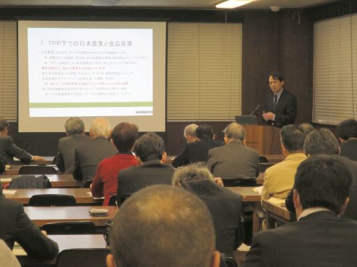会場の様子:講師の三石氏とその解説に耳を傾ける出席者の方々