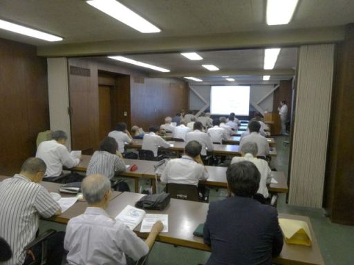梅雨の戻りのため足元が悪いなか、多くの方々にご足労いただき、満席となりました。